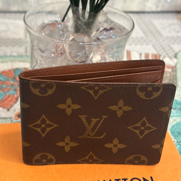 SOLD OUT Louis Vuitton Monogram 10 mans wallet this is 9/10 Authentic Lv wallet. - Picture 2 of 12